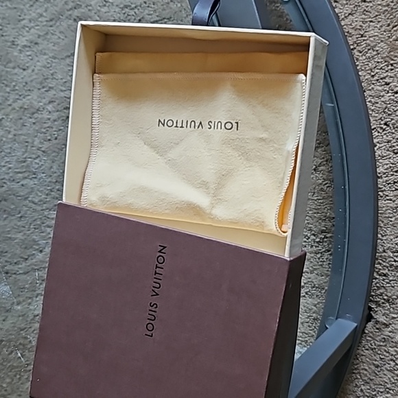 Louis Vittton box and dust bag from a man's wallet - Picture 2 of 7